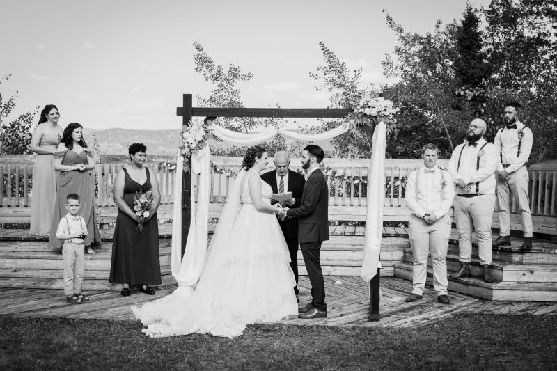 outdoor wedding photography session with bride, groom, groomsmen and brides maids in eastport peninsula